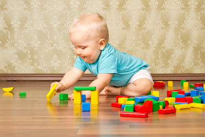 pourquoi bebe jette jouets